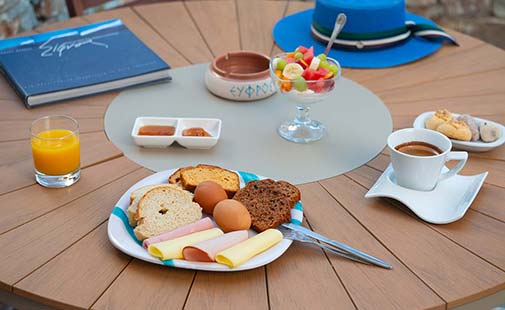 Rich breakfast at the hotel Efrosini in Sifnos