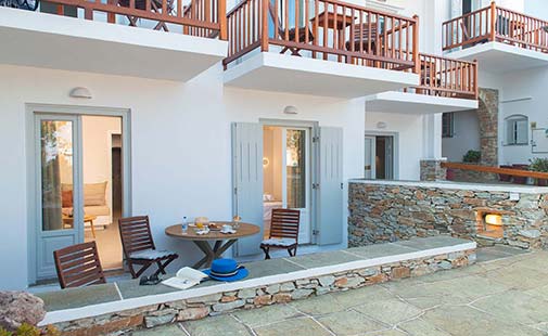 Spacious veranda at hotel Efrosini in Sifnos