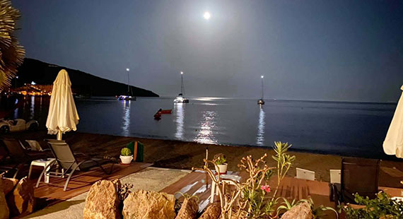 Night photography in Platis Gialos in Sifnos