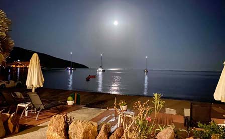 Night photography in Platys Gialos in Sifnos